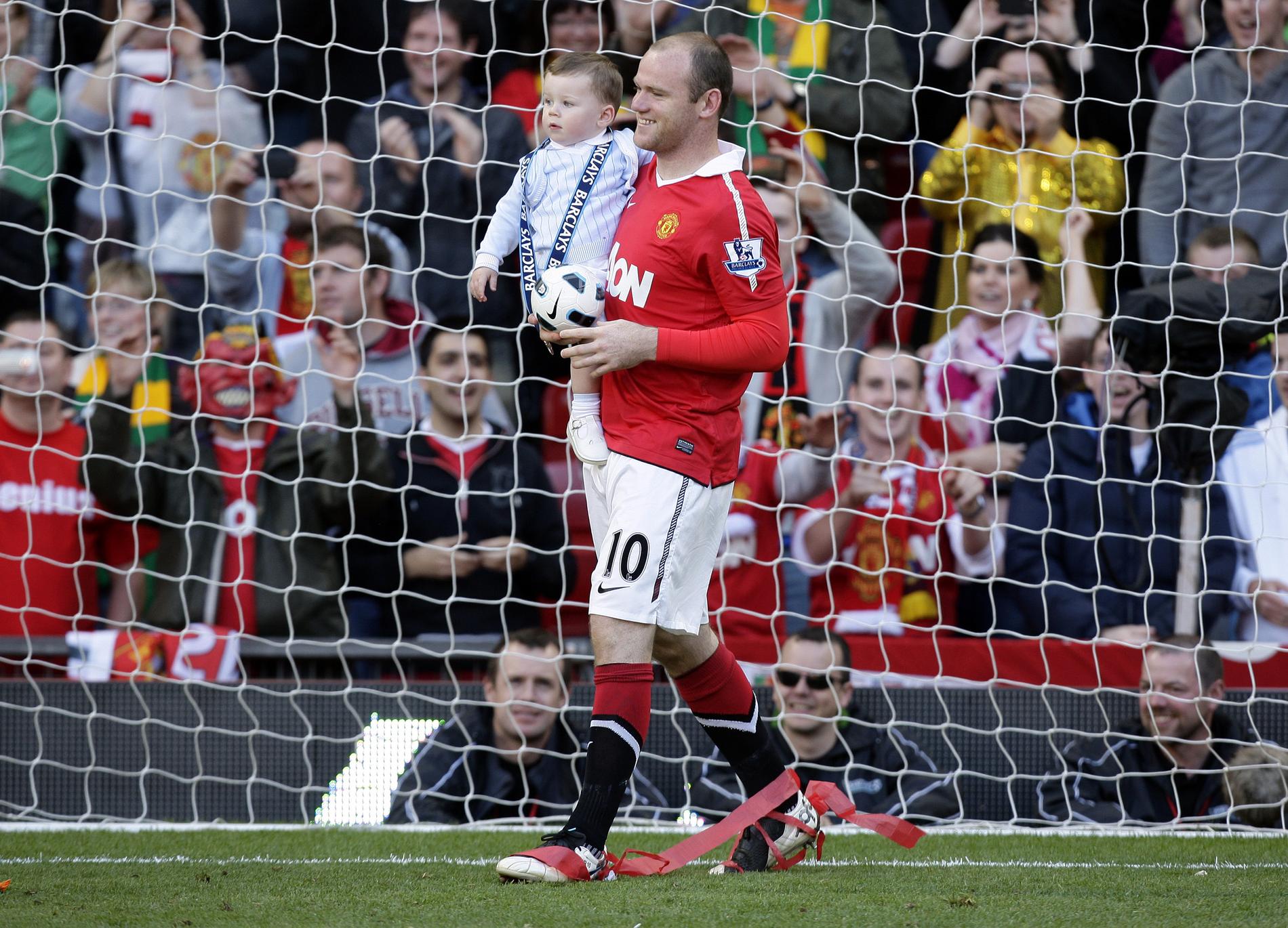 Wayne Rooney med sonen Kai efter Premier League-segern 2011.