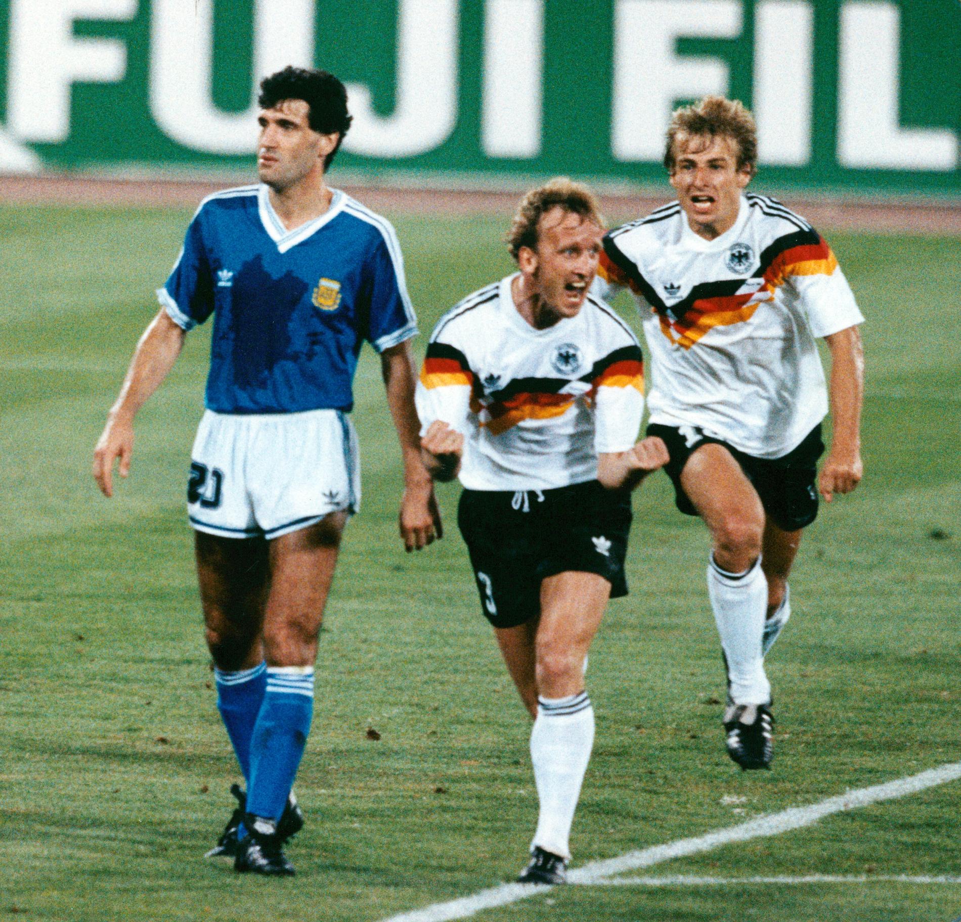 Andreas Brehme jublar efter målet i VM-finalen 1990