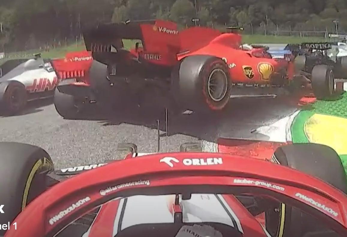 Här kör Vettel och Leclerc in i varandra. 