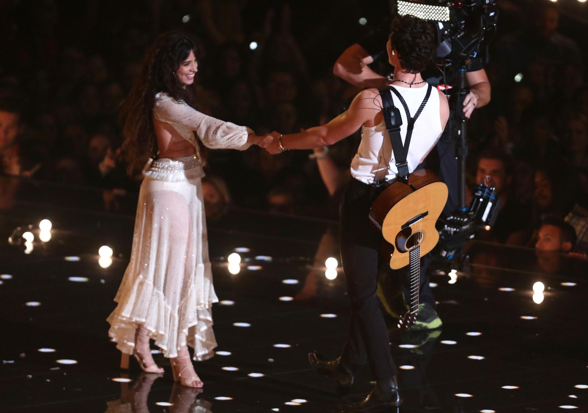 Camila Cabello och Shawn Mendes under MTV Video Music Awards 2019. Årets gala genomförs – men med coronarestriktioner.
