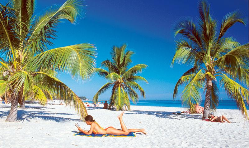 Strandhäng. Efter den vackra bilturen genomn Florida Keys väntar skön vila på Smathers Beach på Key West.