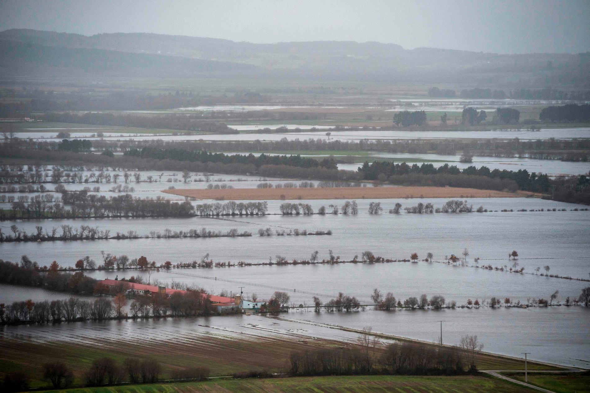 Stora områden är översvämmade till följd av de senaste dagarnas oväder på Iberiska halvön. Minst åtta människor har mist livet till följd av ovädren.