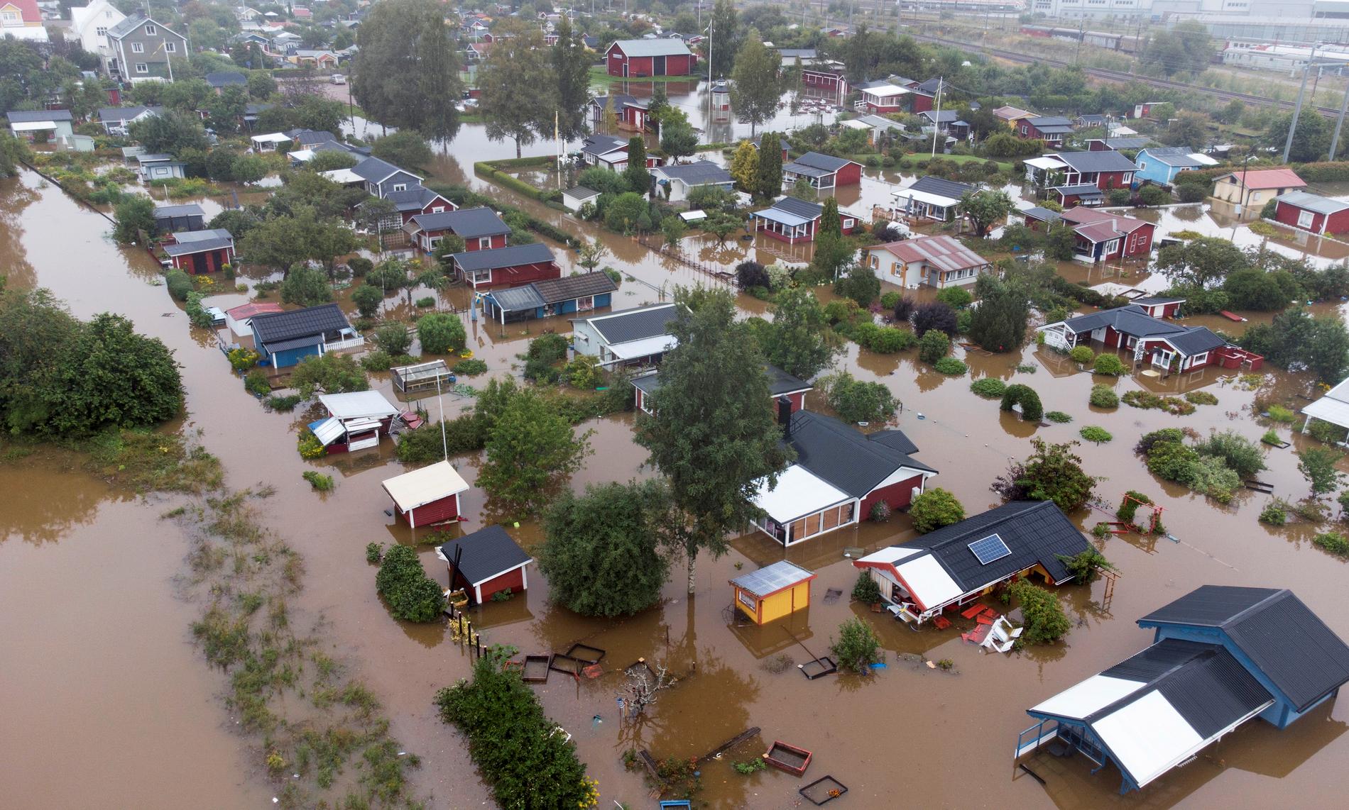 Häftiga regnmängder under natten har orsakat stora översvämningar i Gävle. På bilden syns ett bostadsområde vid Södra Kungsvägen.
