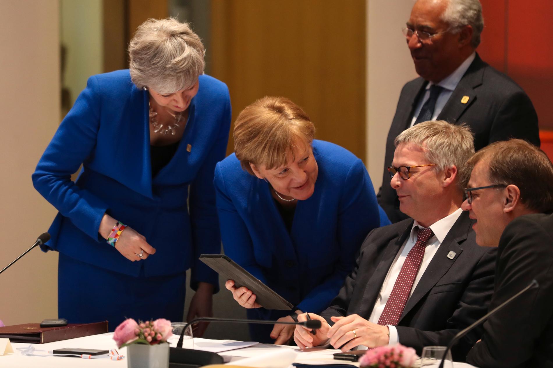 Storbritanniens premiärminister Theresa May och Tysklands förbundskansler Angela Merkel i samtal med Italiens premiärminister Antonio Costa och Finlands statsminister Juha Sipilä. 