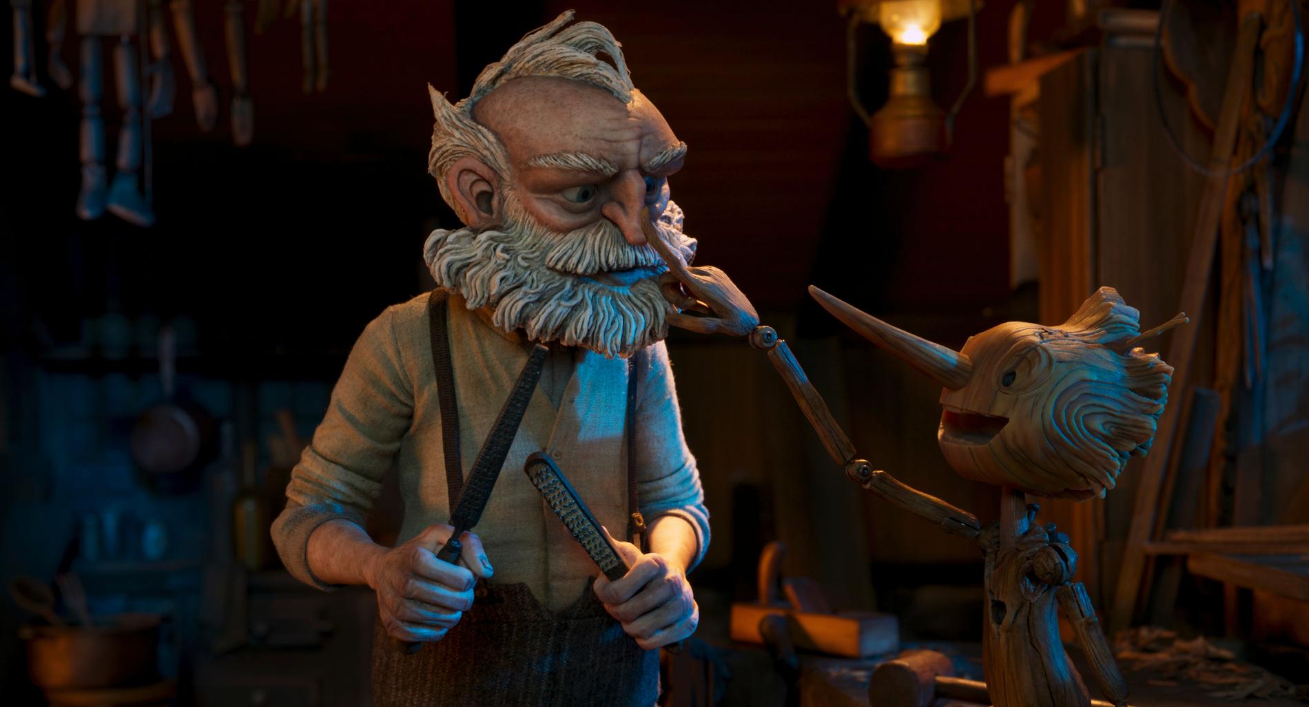 Träsnidaren Gepetto, vars röst görs av David Bradley, och Pinocchio, som Gregory Mann gett röst till, i en scen från "Guillermo del Toros Pinocchio".