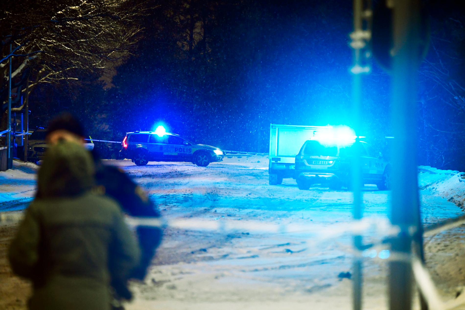 Polisen hittade 18-åringen död i snön på en gångväg. 