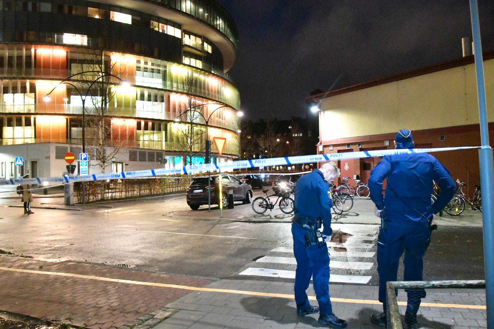 Polis på plats vid sjukhus i Malmö efter skottlossning.