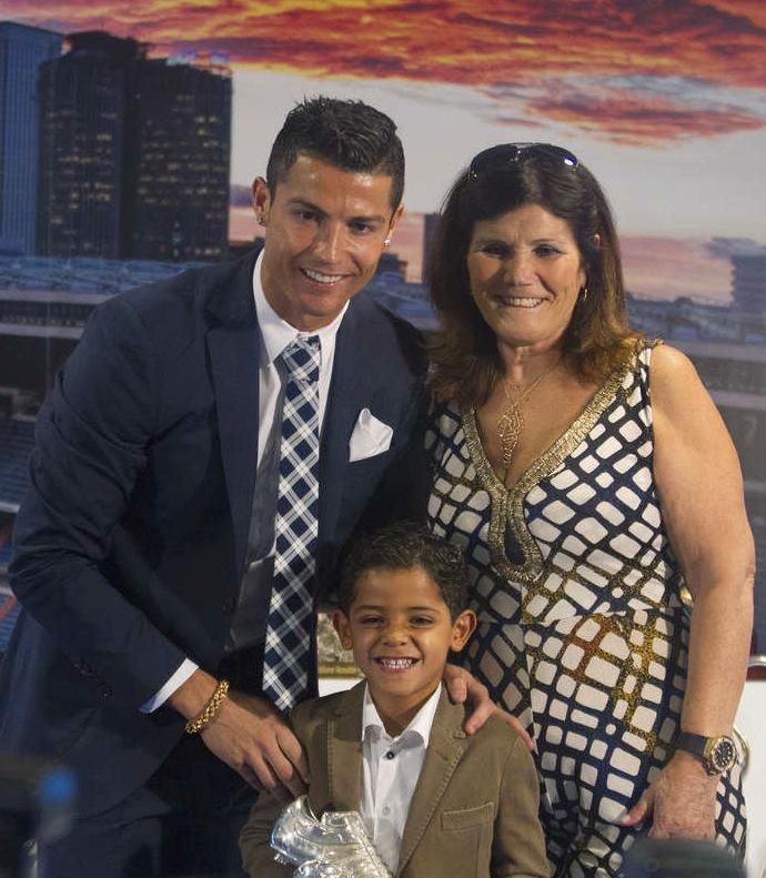 Ronaldo med sin mamma Dolores och sonen Cristiano Jr.