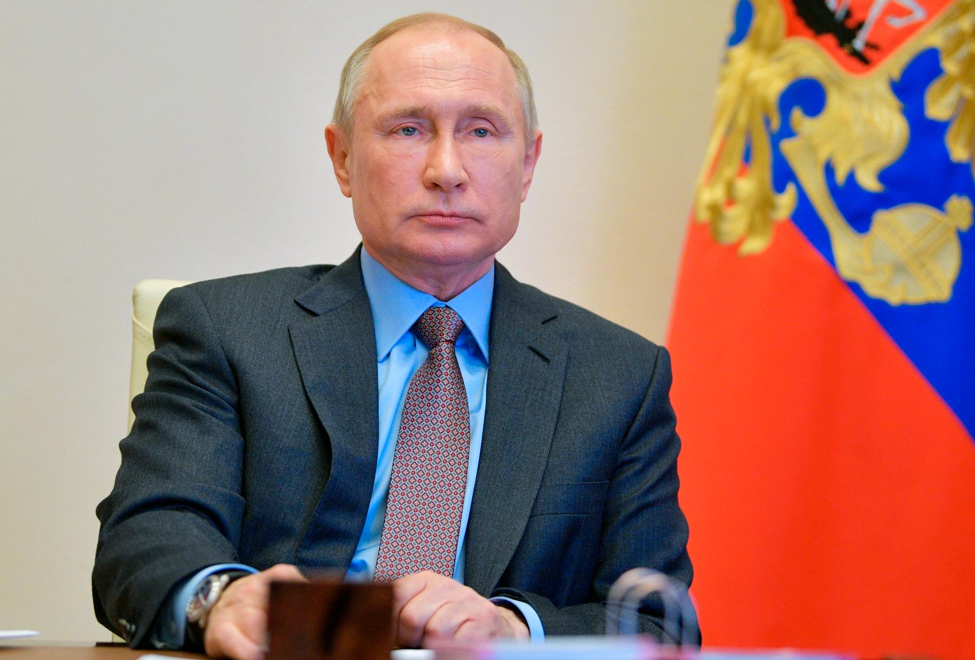 Rysslands president Vladimir Putin förlänger sitt lands nedstängning och varnar för att virustoppen inte är passerad. Arkivbild.