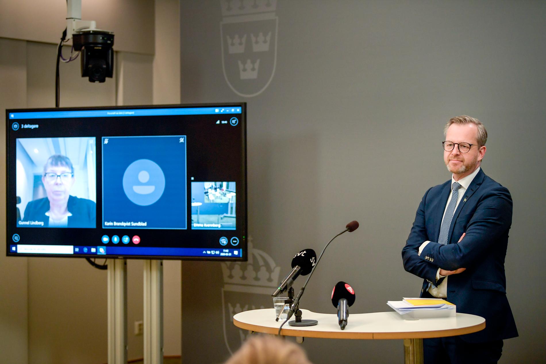 Utredningen om utlänningsärenden med säkerhetsaspekter har överlämnat sitt betänkande till inrikesminister Mikael Damberg. Utredare Gunnel Lindberg deltog via videolänk.