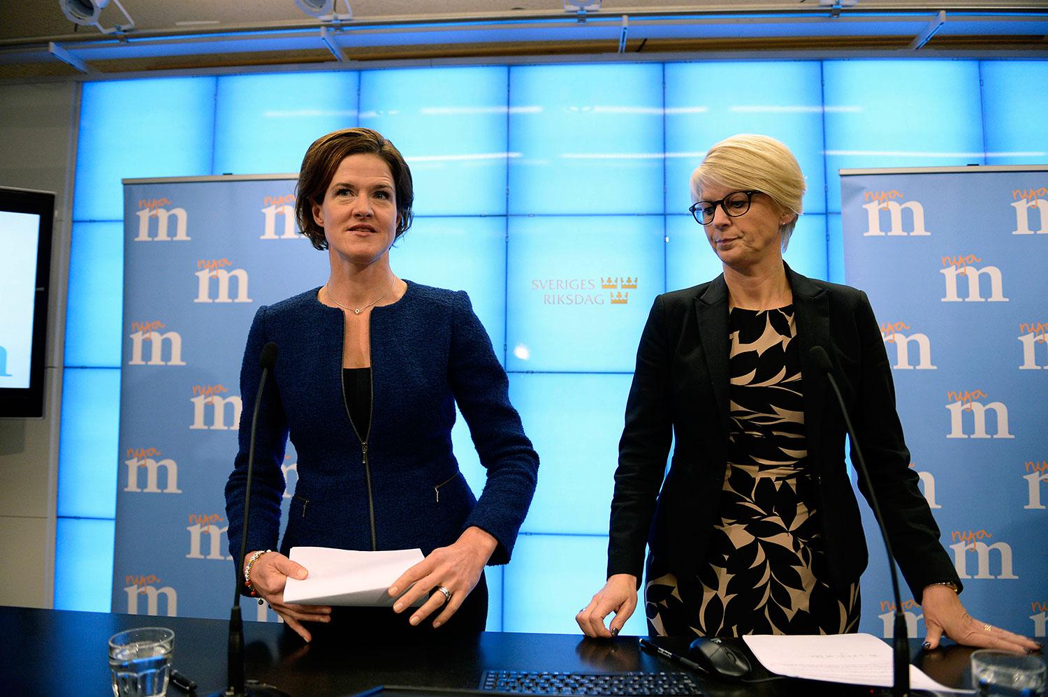 Partiledaren Anna Kinberg Batra och Elisabeth Svantesson vid M:s pressträff.