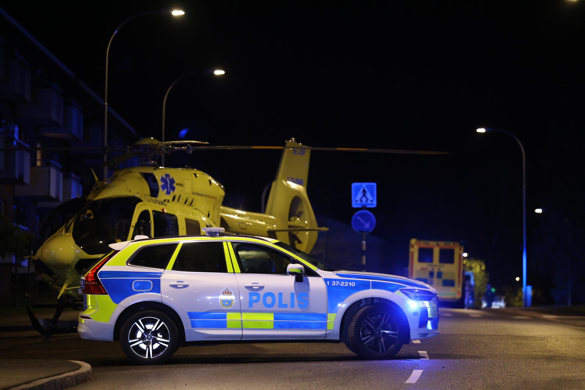 En stor polisinsats pågår just nu i Rågsved i södra Stockholm.