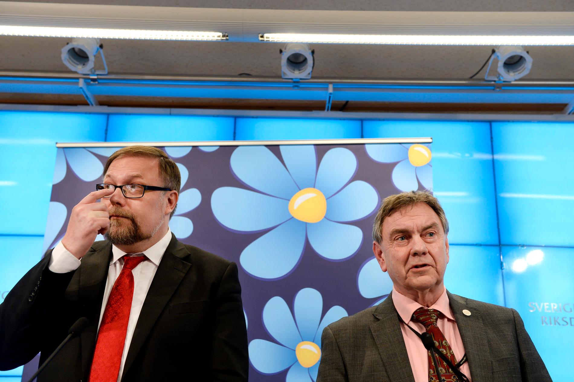 Mikael Jansson och Roger Richthoff (båda SD) presenterar partiets syn på försvarsuppgörelsen i riksdagen 2015.