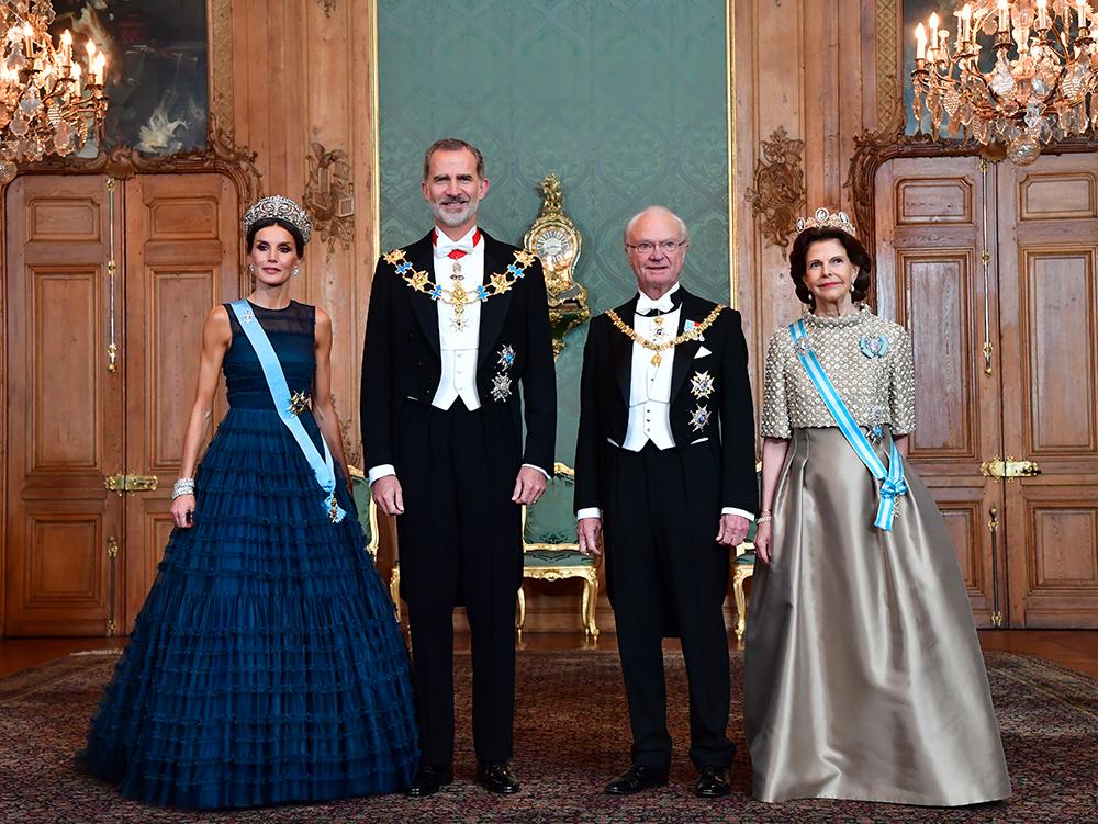Spanska kungaparet Letizia och Felipe tillsammans med kungen och drottningen. 