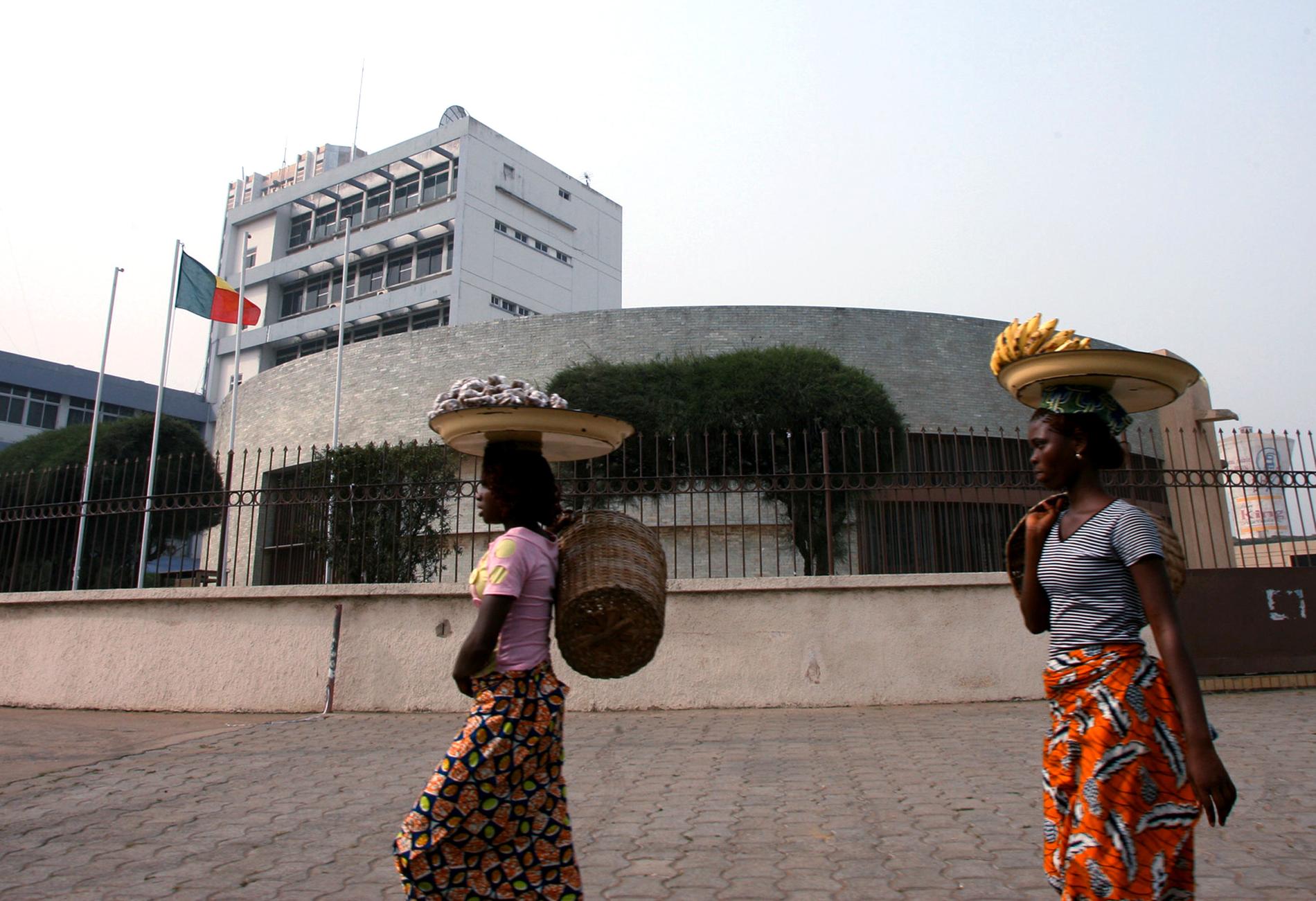 Kvinnor utanför justitiedepartementet i Cotonou i Benin. Arkivbild.