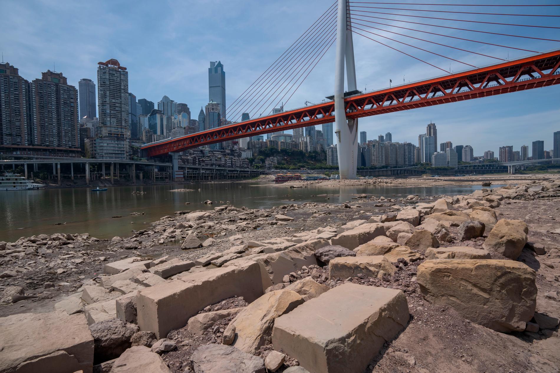 Stora stenblock har blivit synliga i floden Jialing, en biflod till Yangtzefloden som rinner genom mångmiljonstaden Chongqing.