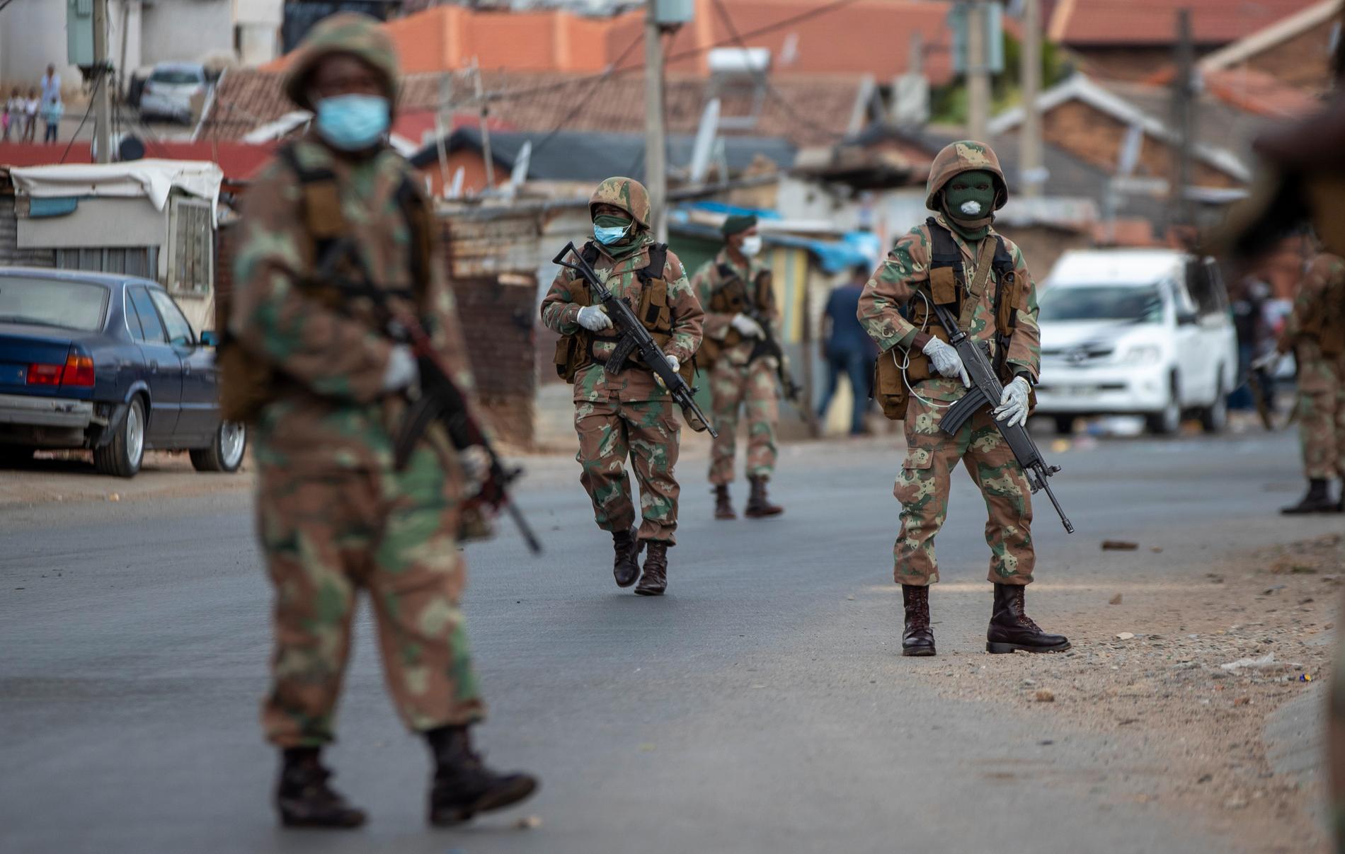 Styrkor patrullerar gatorna i östra Johannesburg, Sydafrika.