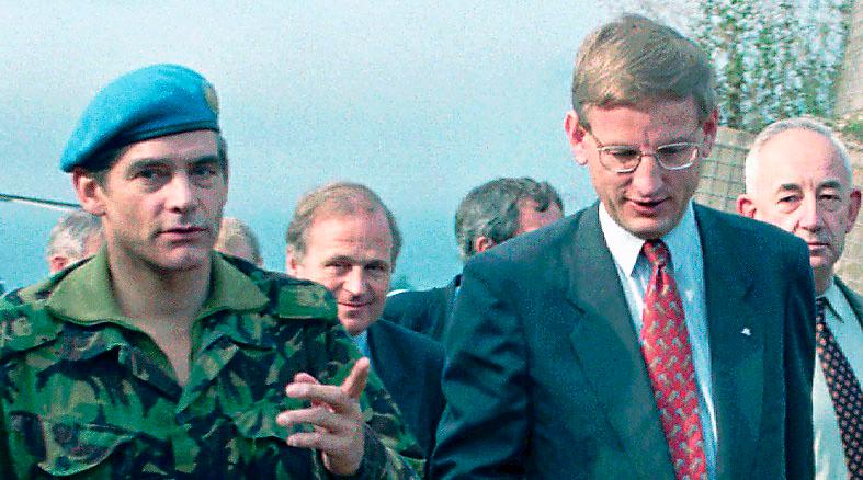 Fredsmäklare i Bosnien. USA anklagade Bildt för att inte ha förhindrat massakern i Srebrenica.