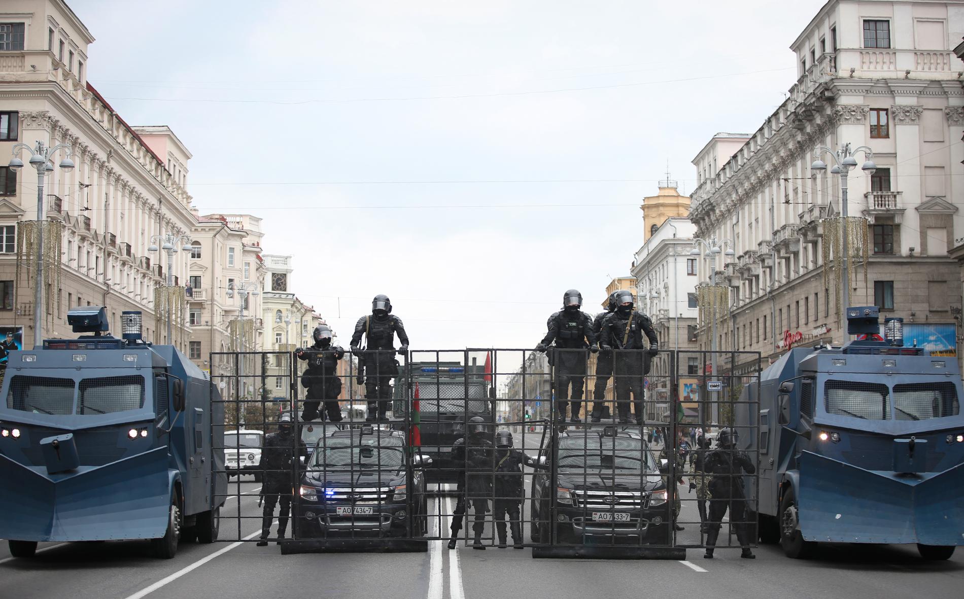 Kravallpolis blockerar gata i Minsk.