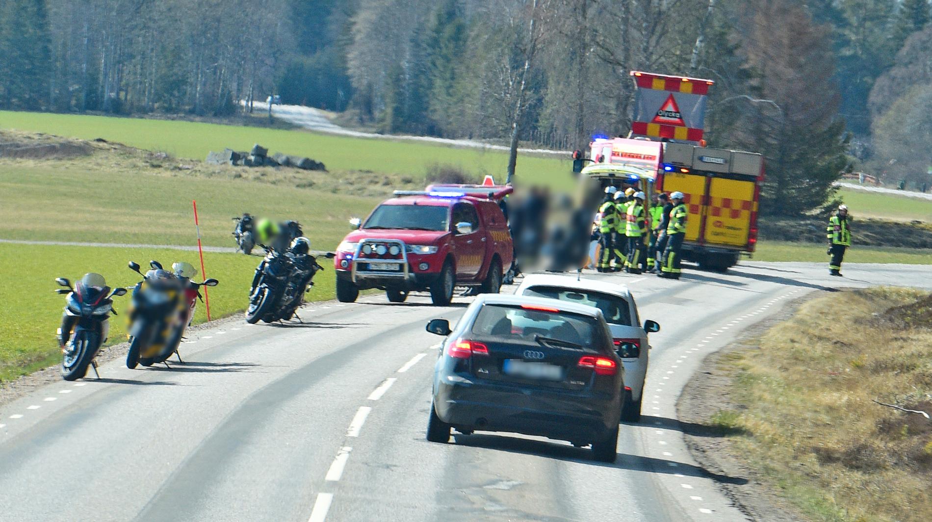 En motorcyklist  har först till sjukhus med ambulans efter att två motorcyklister kört av vägen mellan Nävekvarn och Nyköping. 