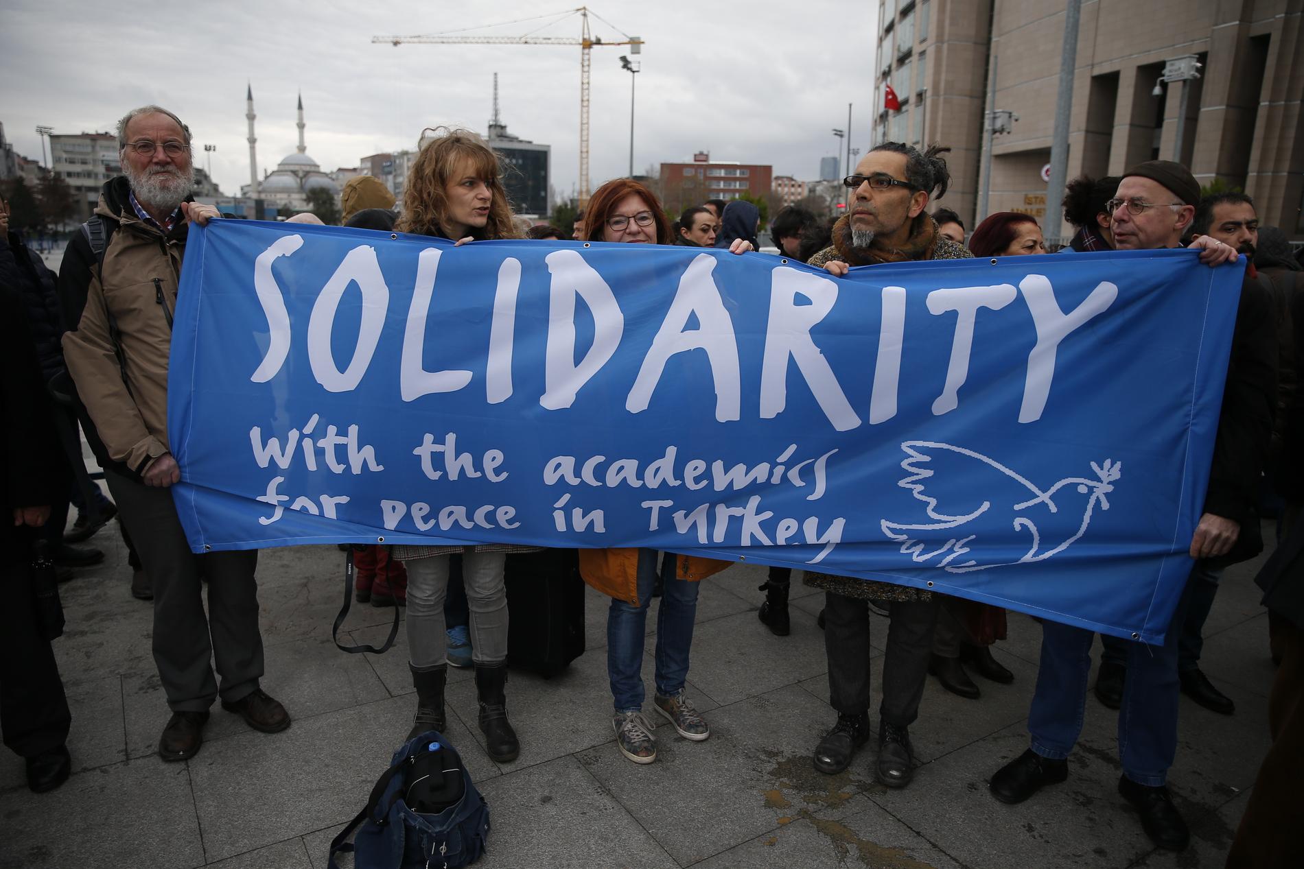 Akademiker och människorättsaktivister från Tyskland demonstrerar i solidaritet med de akademiker som ställdes inför rätta i Istanbul i december 2017. Gruppen, som kallade sig "akademiker för fred" skrev under en appell för fred, och anklagades för delaktighet i "terrorpropaganda".