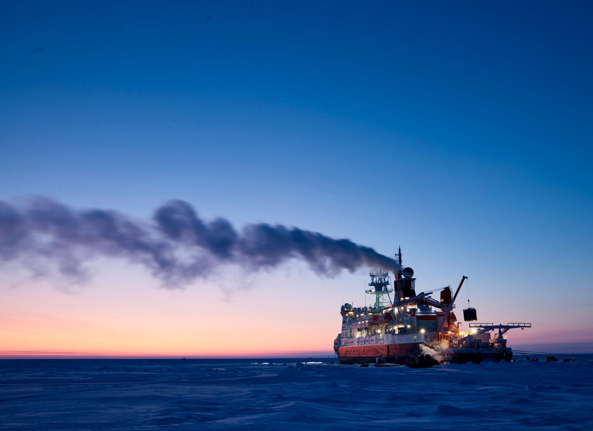 Planen är att fartyget Polarsten i slutet av maj ska bryta sig genom isen till Svalbard för att där byta expeditionsdeltagare och besättning.
