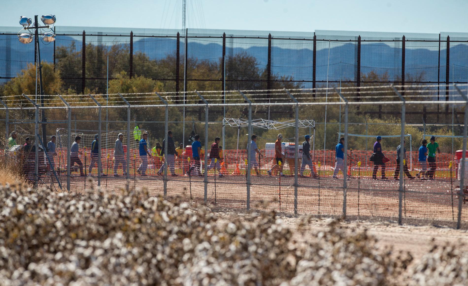 Ensamkommande migrantbarn går på led i tältlägret Tornillo i Texas, nära gränsen mot Mexiko.