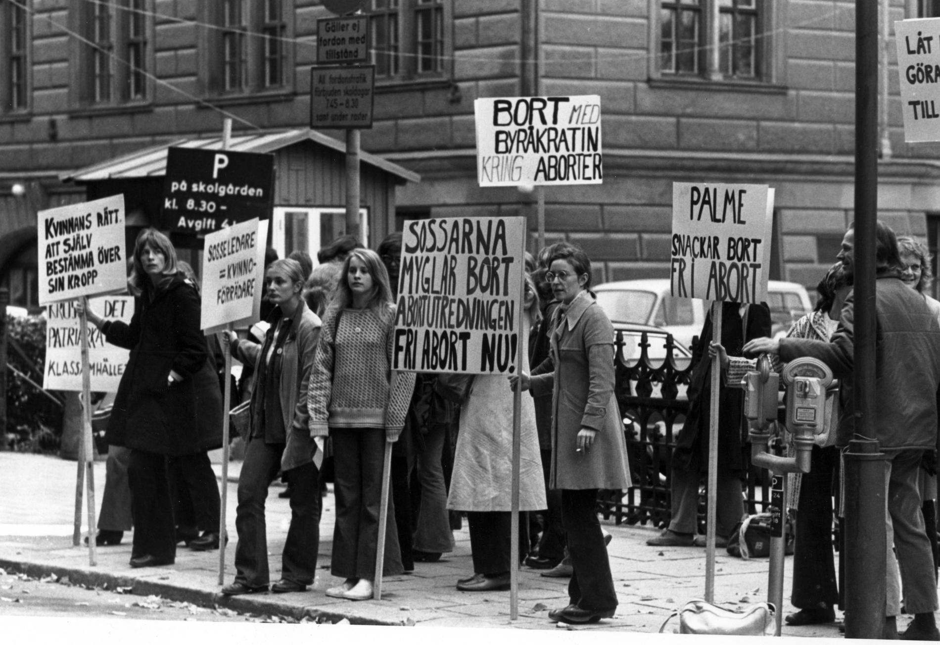 Året är 1972 och Grupp 8 demonstrerar för fri abort.