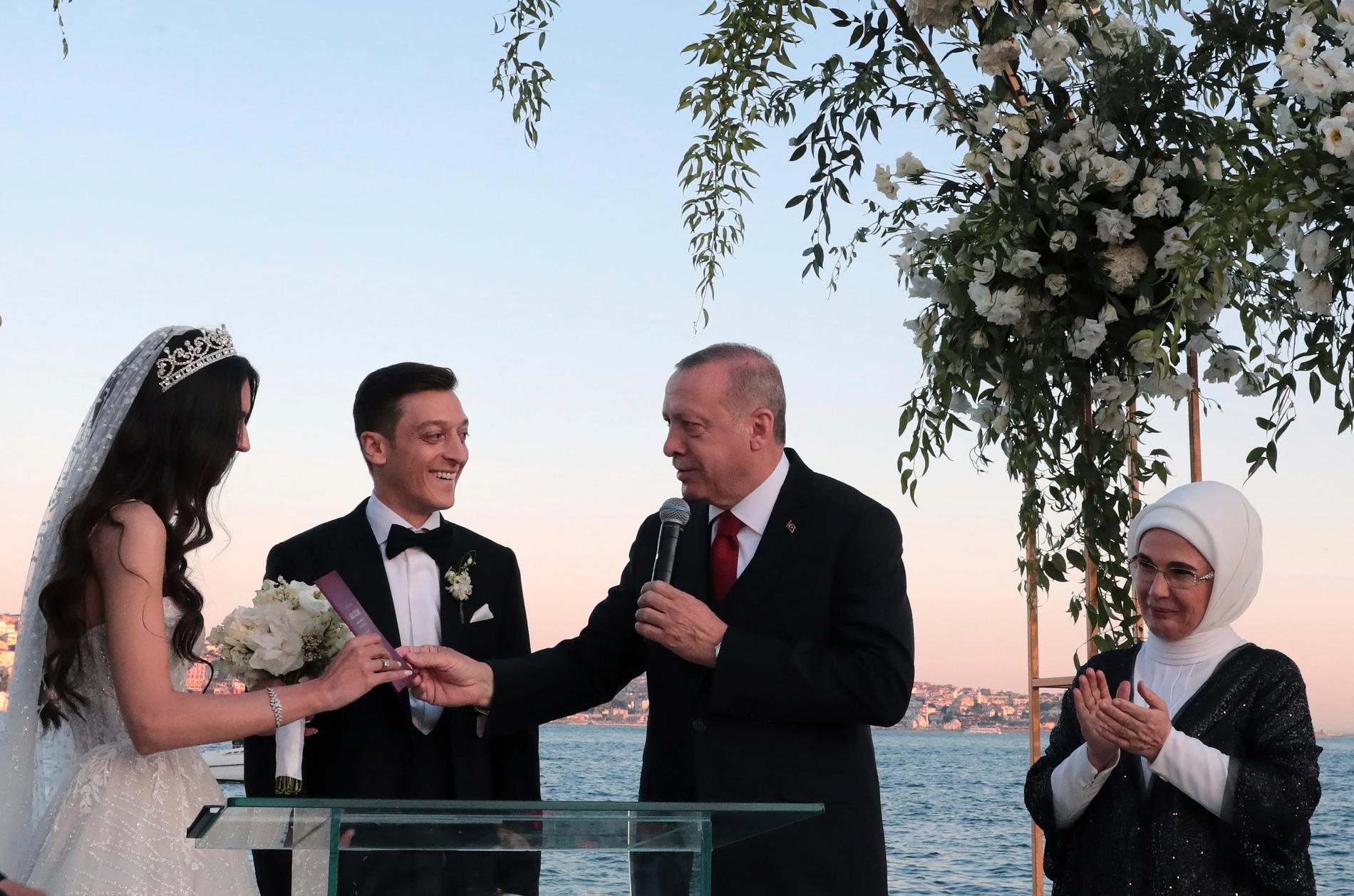 Turkiets president Tayyip Erdogan var bestman till Mesut Özil när han tidigare i år gifte sig med svenska Amine Gülse. Arkivbild.