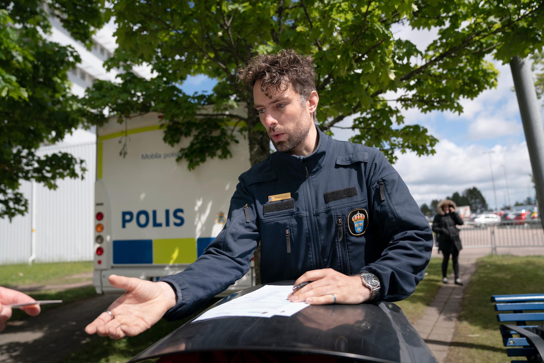 Passhandläggaren Jonathan Nilsson tror att rusningen till provisoriska pass beror på den trasiga passmaskinen i Finland, och den generellt höga efterfrågan efter pandemin.