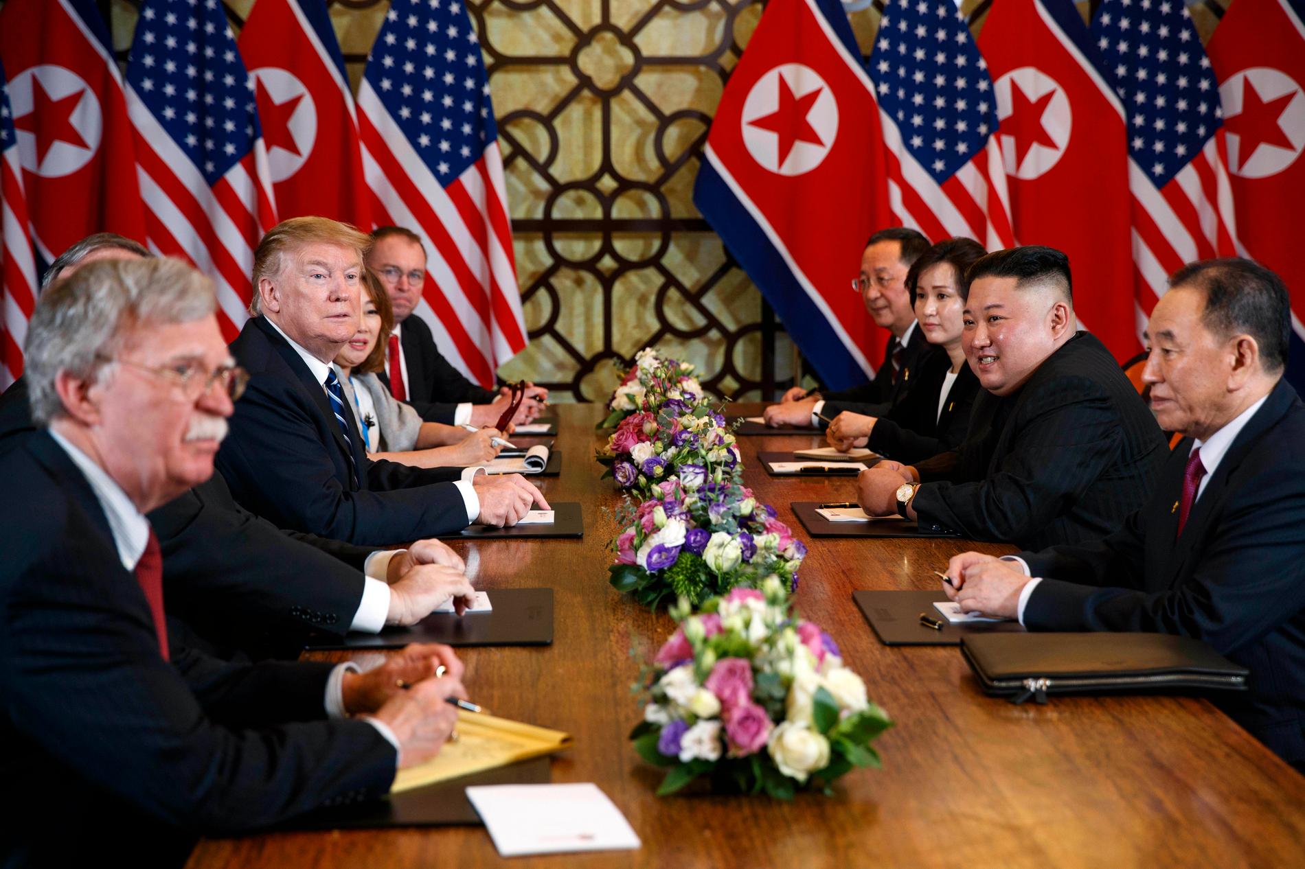 John Bolton (till vänster) i samband med president Donald Trumps toppmöte med Nordkoreas diktator Kim Jong-Un i Hanoi i februari i år. Mötet avbröts då Nordkorea ansåg att de amerikanska kraven var för hårda.
