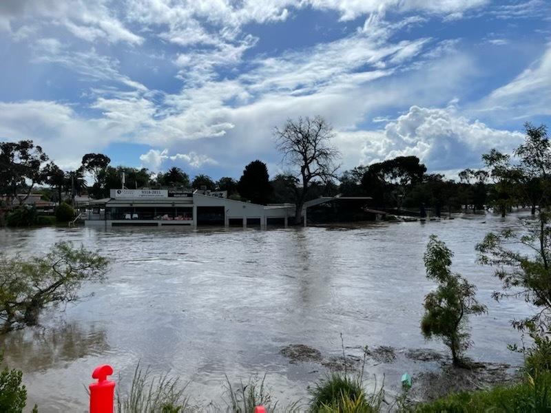 Vägar, hus och parker ligger under vatten efter stora översvämningar i Melbourne. 