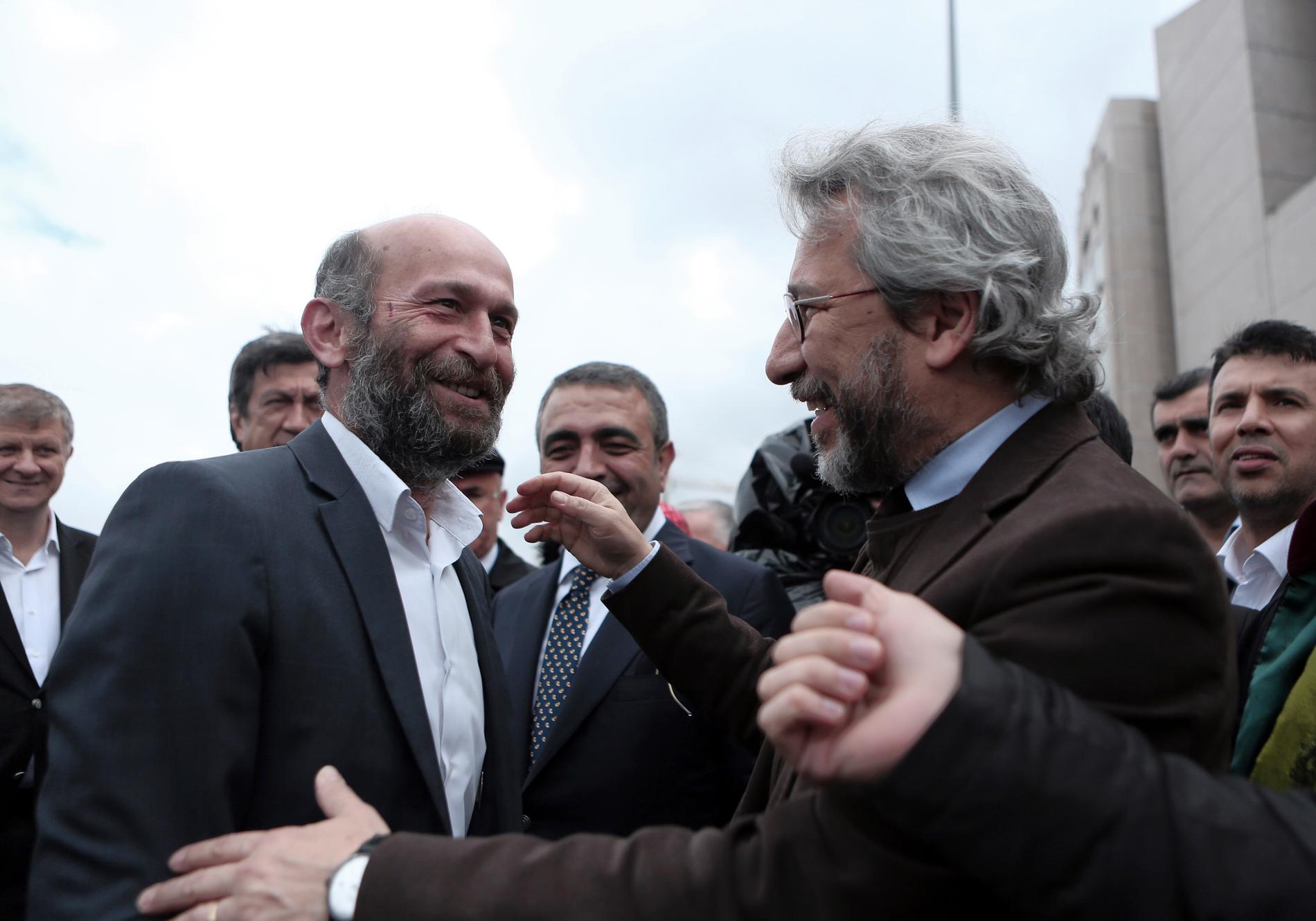 De turkiska journalisterna Erdem Gül (vänster) och Can Dündar (höger) anklagades för spioneri. Nu har Gül friats. Arkivbild.