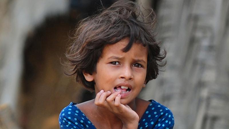 En flicka i en av många fattiga familjer i Bangladesh. Foto: AP