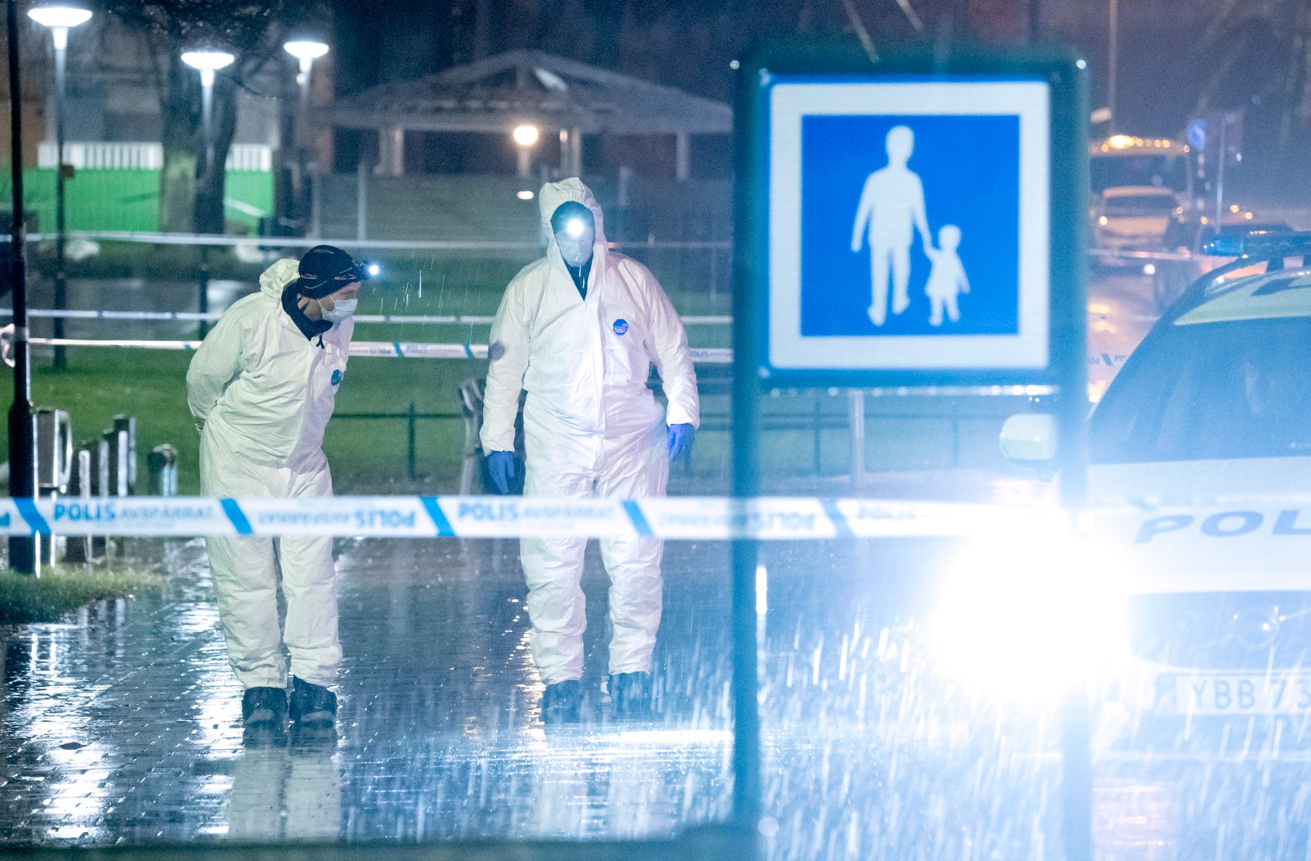 Polisens kriminaltekniker arbetar innanför avspärrningarna vid Snödroppsgatan i Malmö, där en man i 25-årsåldern sköts till döds på kvällen den 10 mars.