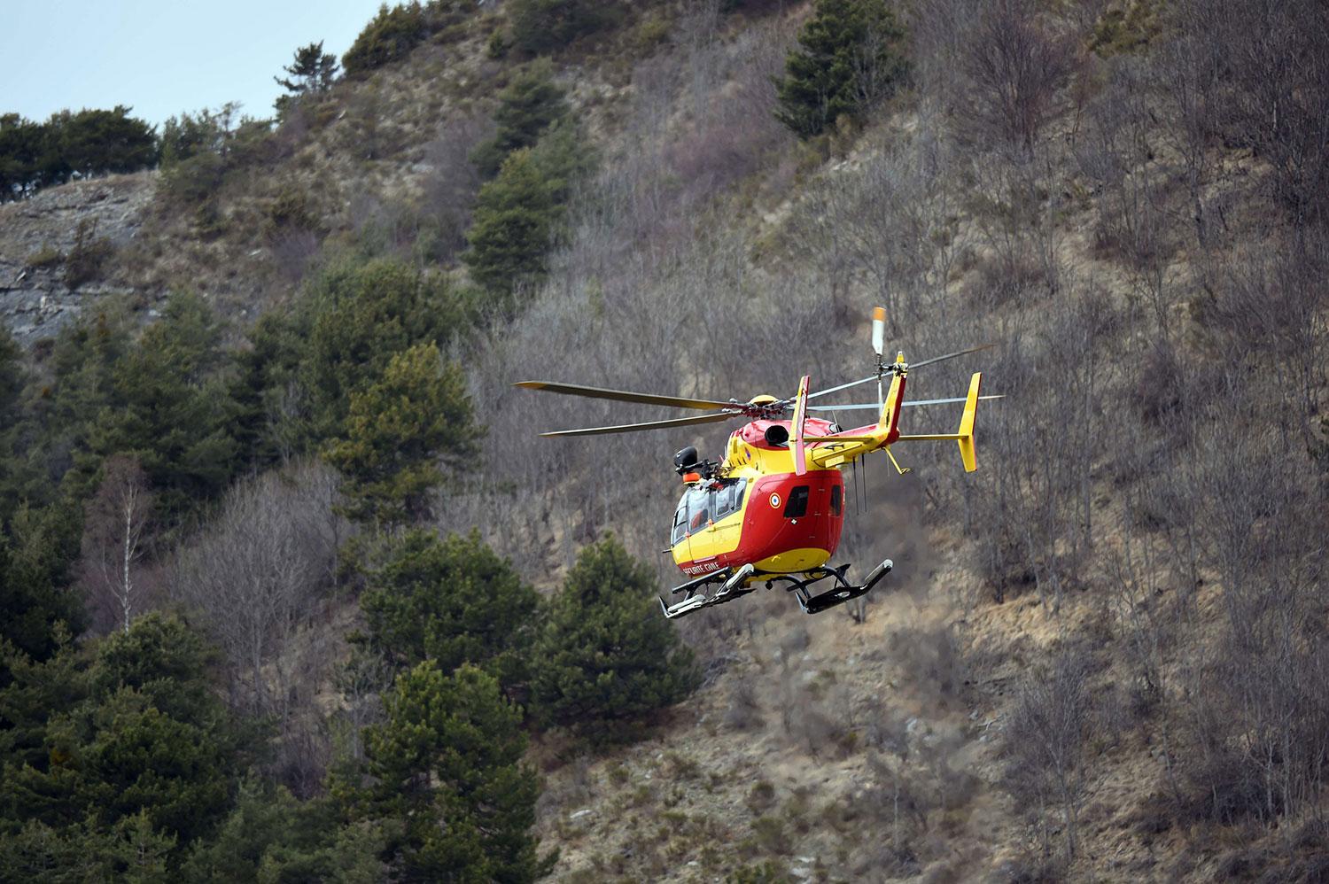 En fransk helikopter flyger nära Seyne i sydöstra Frankrike, nära olycksplatsen.