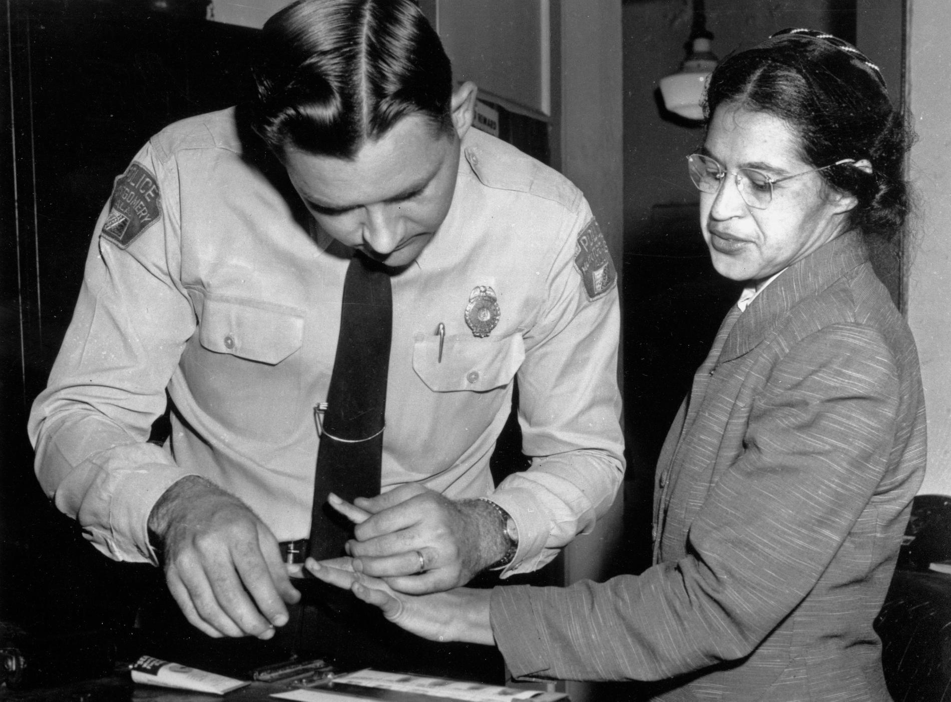 Rosa Parks tvingas lämna fingeravtryck efter att ha gripits för att ha deltagit i kollektivtrafiksbojkotten i Montgomery. Arkivbild.