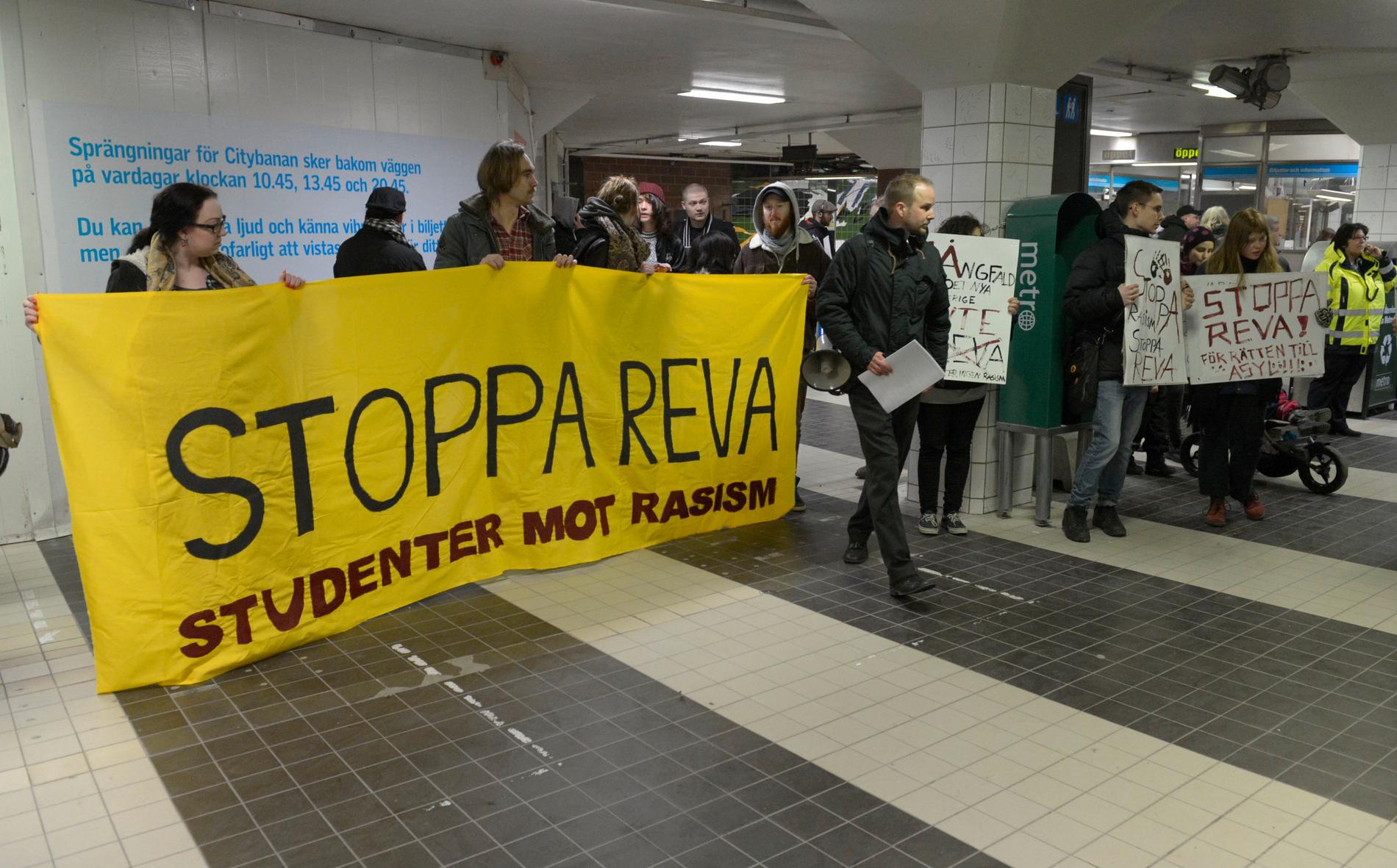 Protest mot inre utlänningskontroller i Stockholms tunnelbana 2013.
