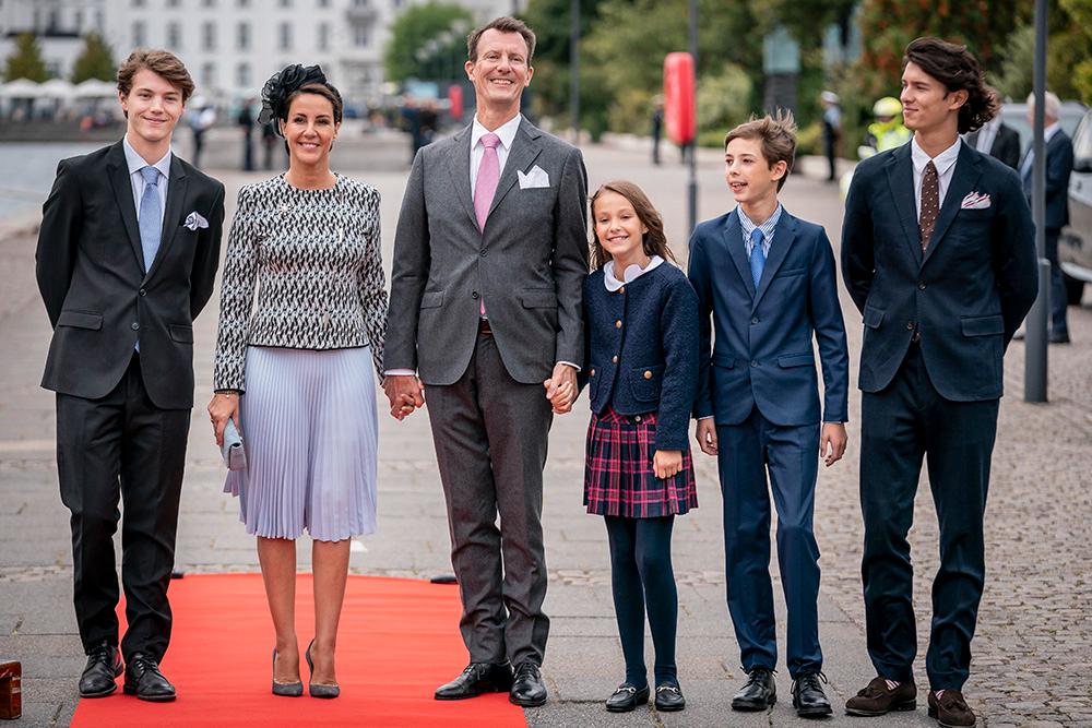 Prinsfamiljen från vänster: prins Felix, prinsessan Marie, prins Joachim, prinsessan Athena, prins Henrik och prins Nikolai. Alla barnen förlorar sina titlar den 1 januari 2023. 
