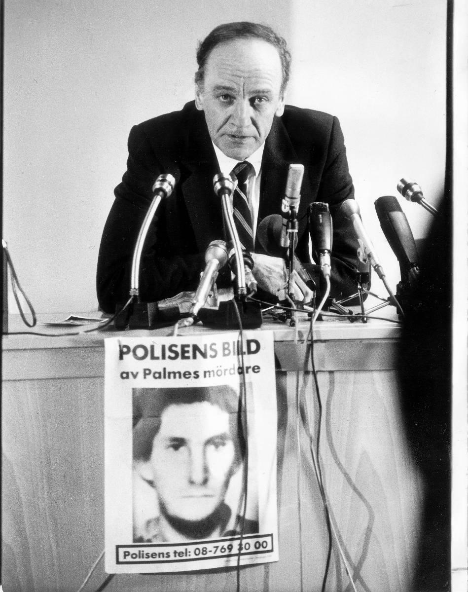 Den tidigare länspolismästaren Hans Holmér var övertygad om att Olof Palme mördades av kurder. Här presenterar han en fantombild av Palmes mördare den 28 april 1986.