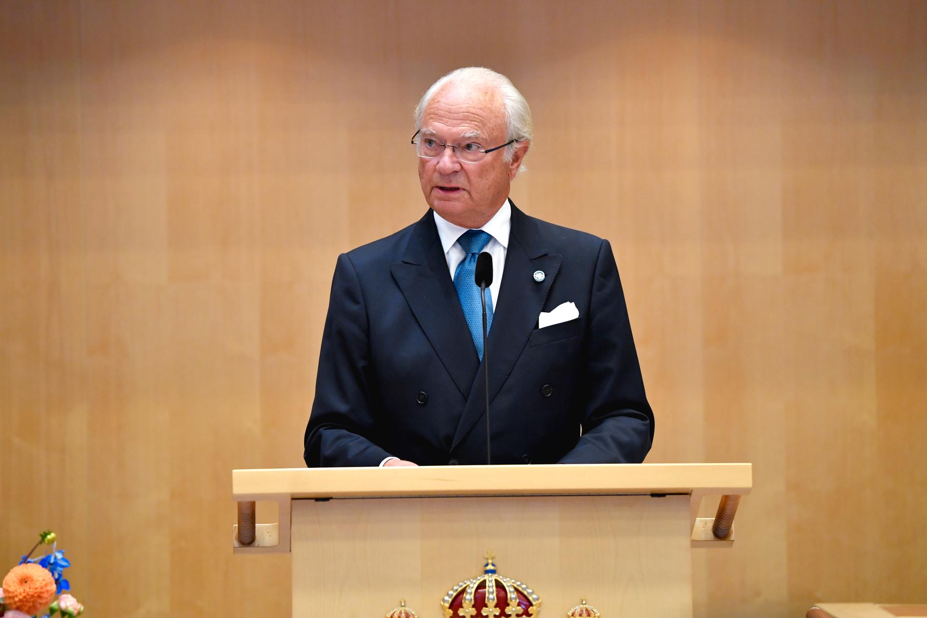 Kung Carl XVI Gustaf, Sveriges statschef, är den som öppnar riksmötet på talman Andreas Norléns begäran. Bilden är från mötets öppnande i september i fjol.