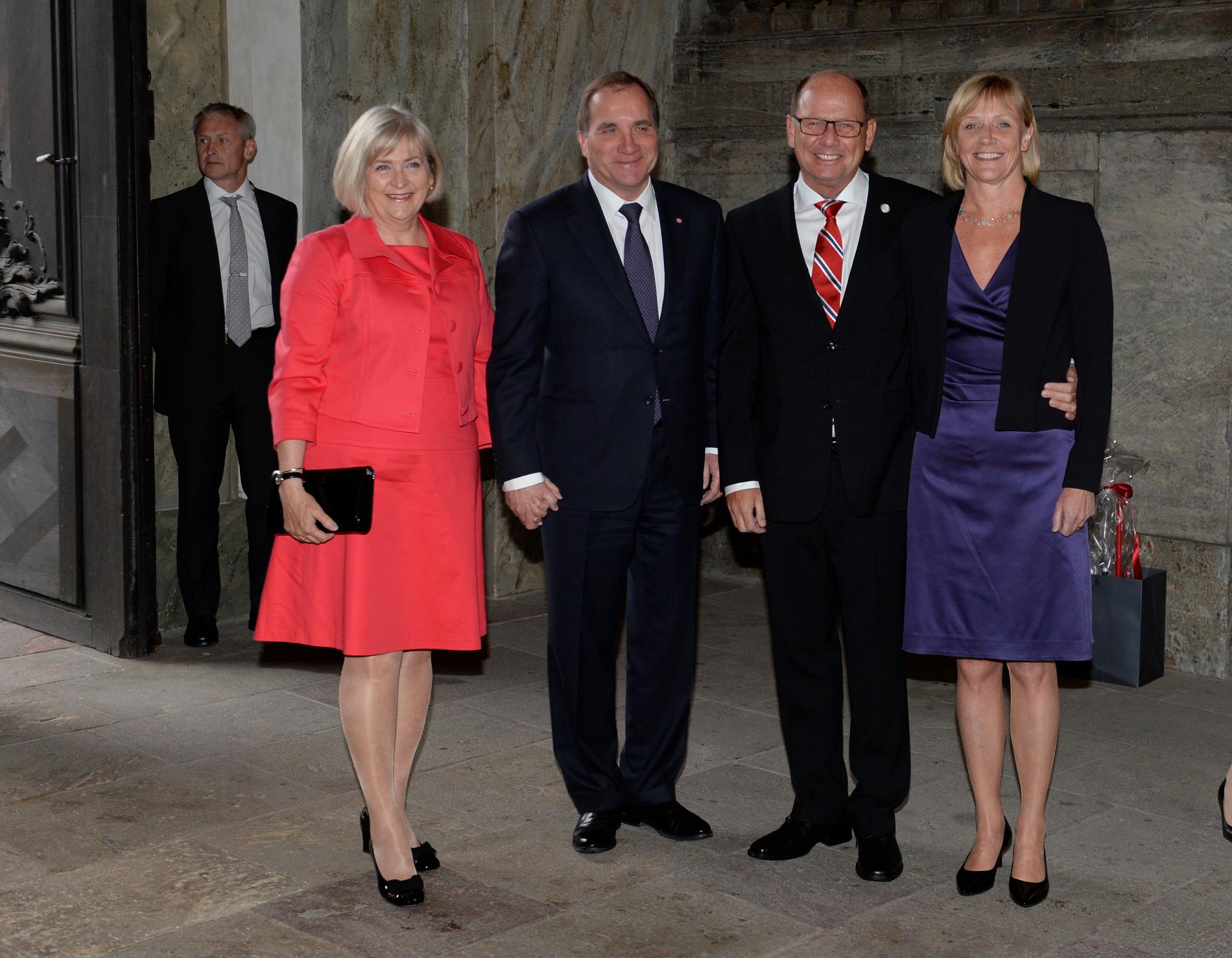 Ulla och Stefan Löfven tillsammans med Riksdagens talman Urban och hans fru Jenni Ahlin.