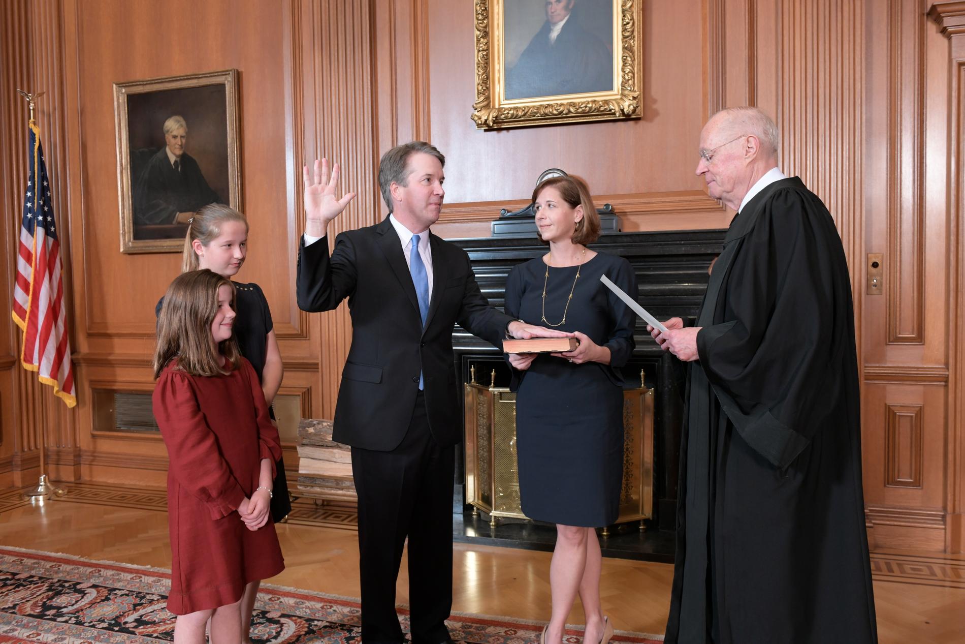 Brett Kavanaugh svärs in som domare i USA:s högsta domstol. Hans fru höll upp bibeln och den pensionerade domaren Anthony M Kennedy höll i ceremonin. 