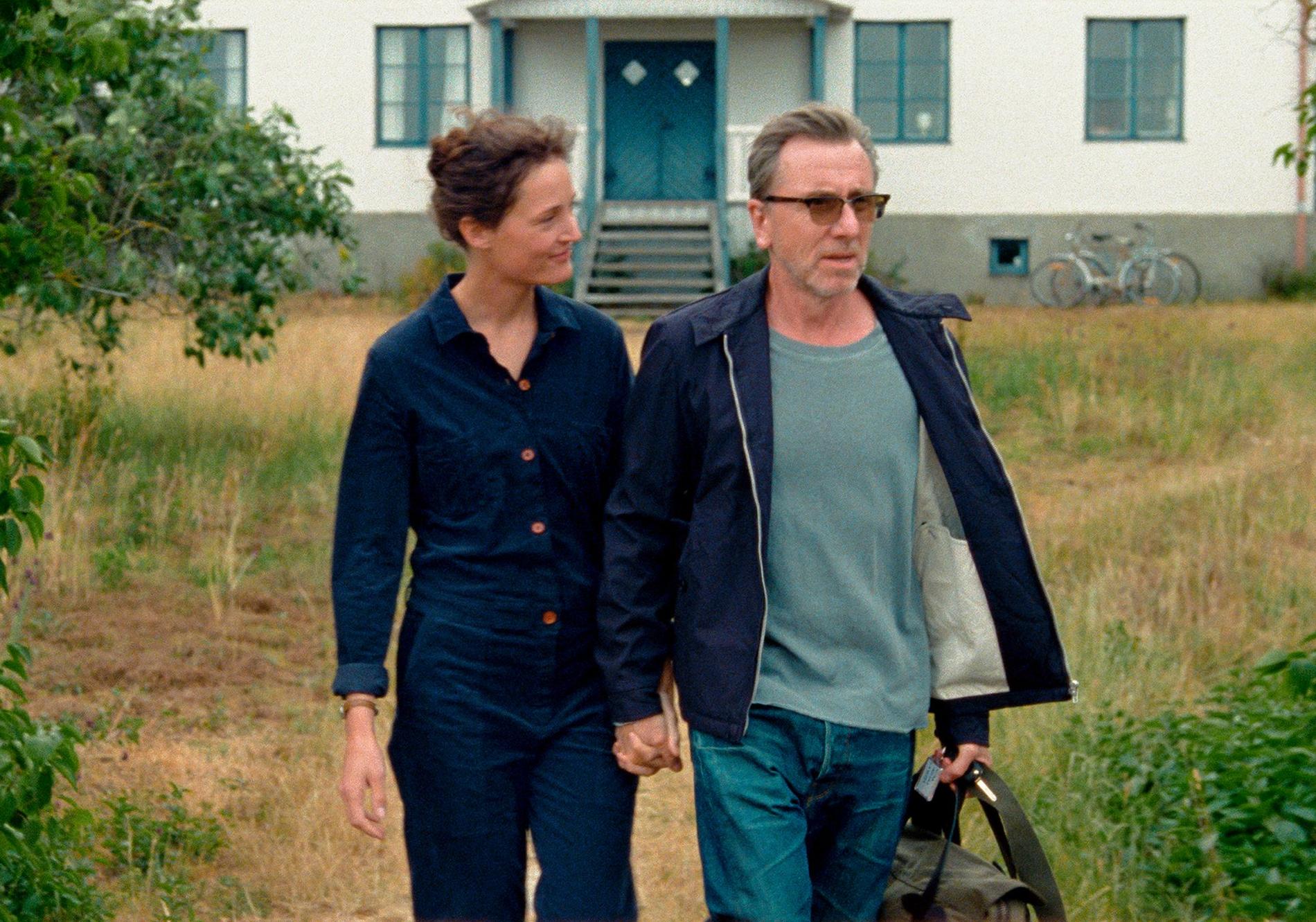 Vicky Krieps och Tim Roth i filmen ”Bergman island”.
