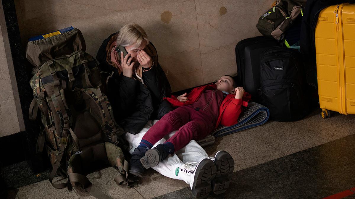 En kvinna och hennes dotter som i torsdags försökte lämna Kiev per tåg.
