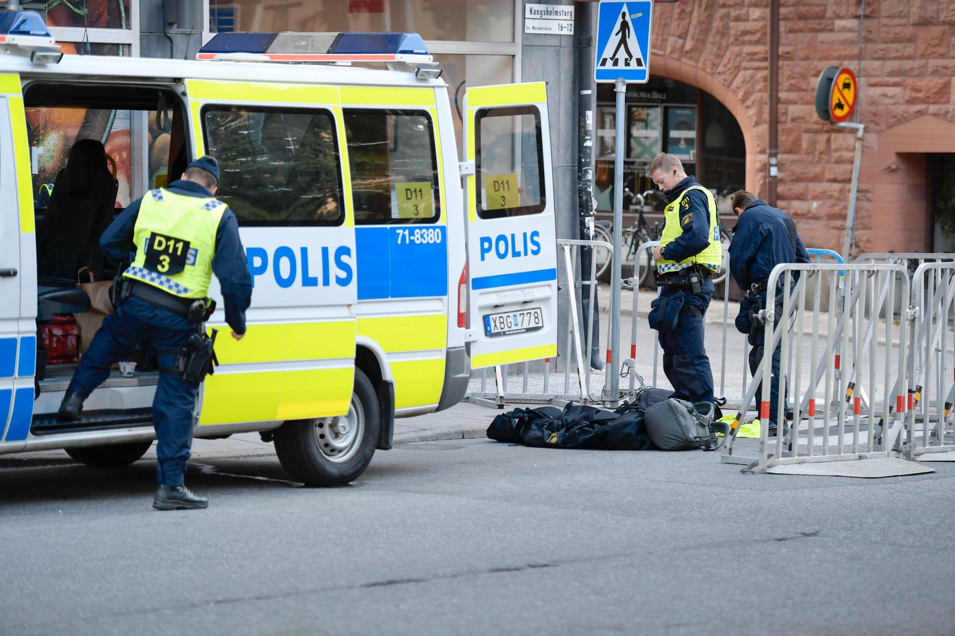 Polisen förbereder sig för NMR:s demonstration i Stockholm.