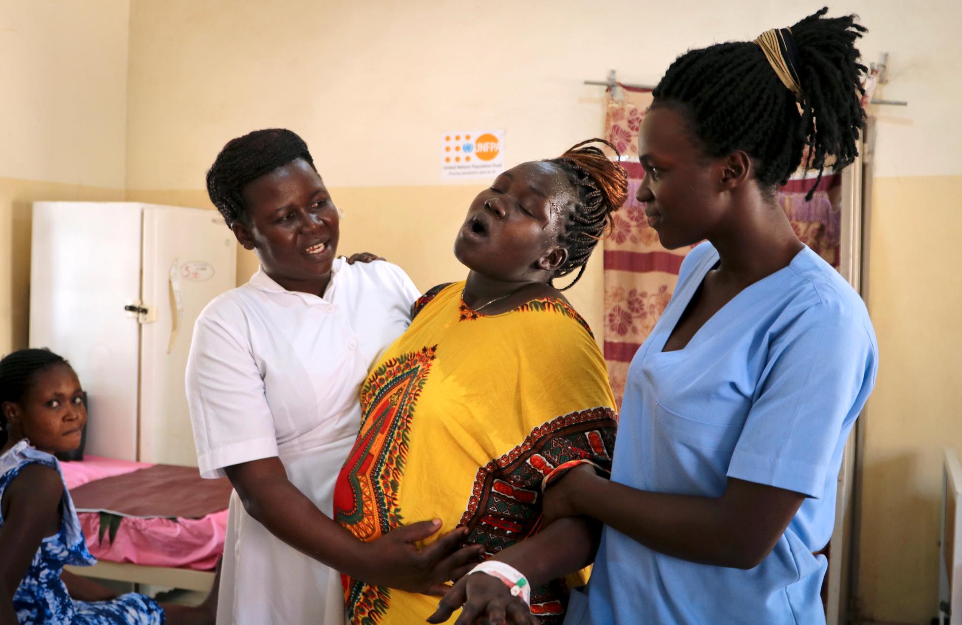 Två barnmorskor tar hand om en kvinna som ska föda barn i huvudstaden Juba i Sydsudan, som är ett av länderna med allra högst mödradödlighet i världen. Men efter stora satsningar på att utbilda fler barnmorskor har mödradödligheten börjat minska.