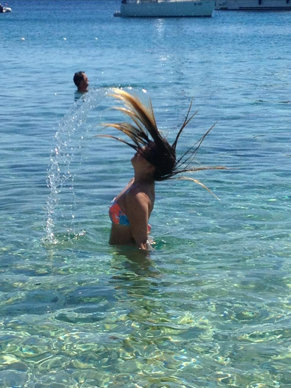 Kristallklart vatten på ön Jerolim utanför Hvar i Kroatien och min dotter Lisa är fotomodellen för dagen!