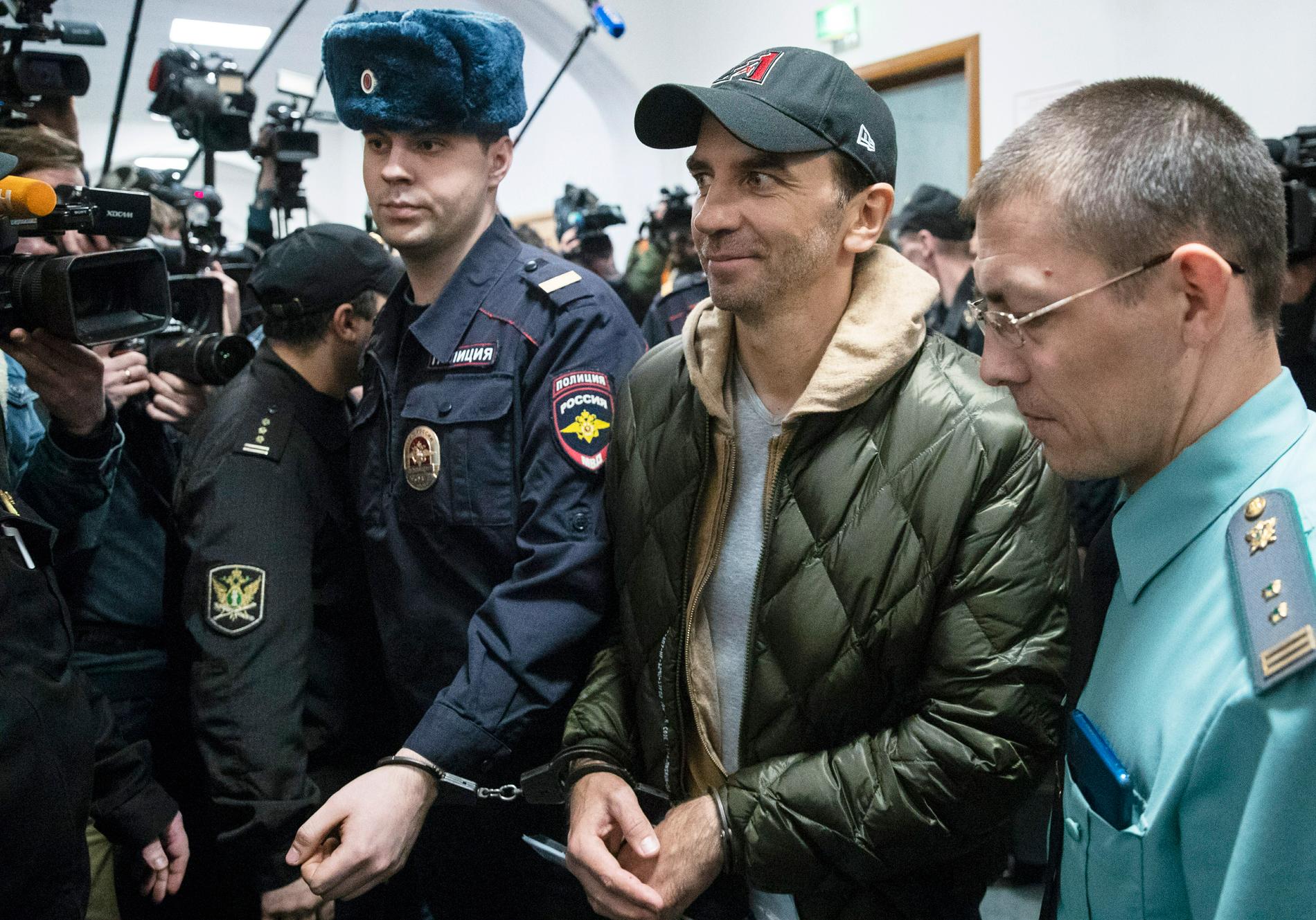 I tisdags greps den ryske ex-ministern Michail Abyzov, i keps på bilden, anklagad för korruptionsbrott.