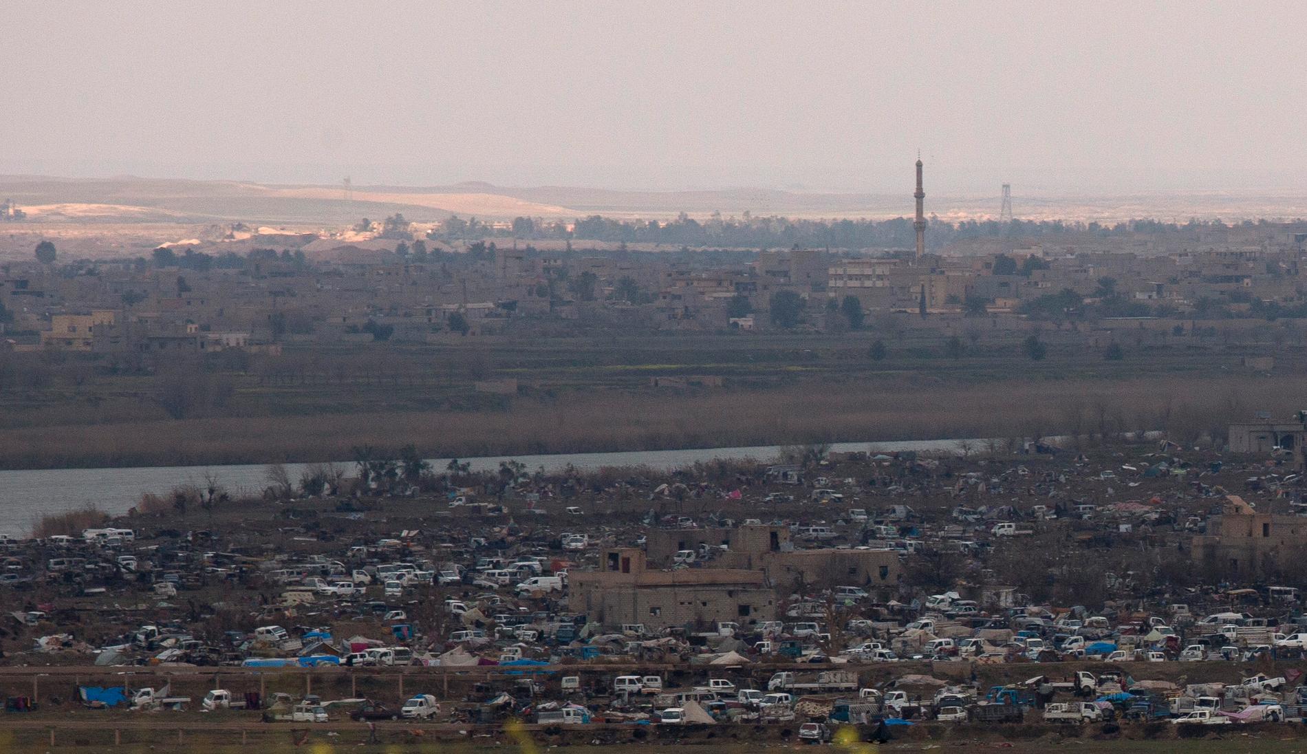 Många IS-anhängare finns fortfarande kvar i kalifatets sista fäste Baghouz. Området är minerat och fullt av tunnlar. 
